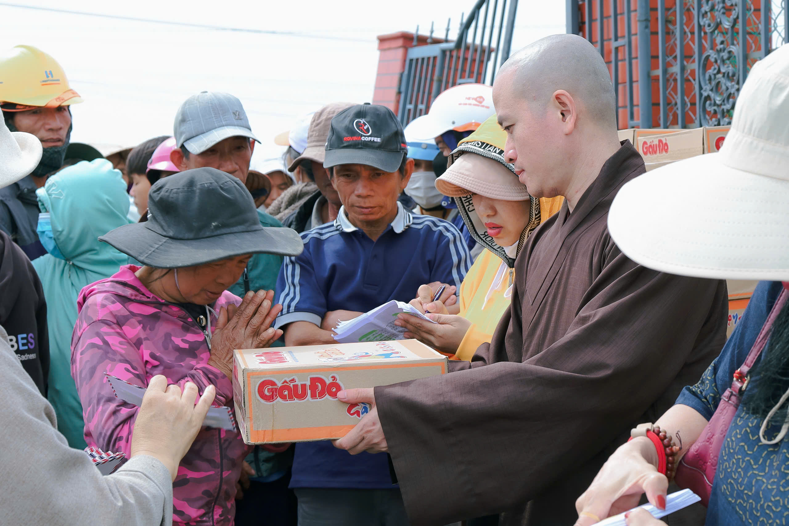 San sẻ yêu thương đến bà con bị ảnh hưởng cơn bão số 13 và lũ lụt.